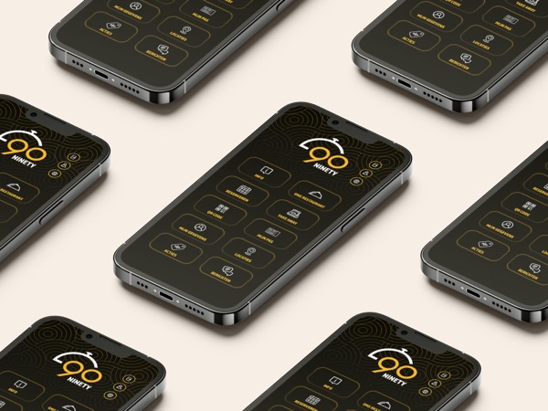 De Ninety app op een telefoon, met knoppen voor reserveren, QR-code, mijn pas en acties
